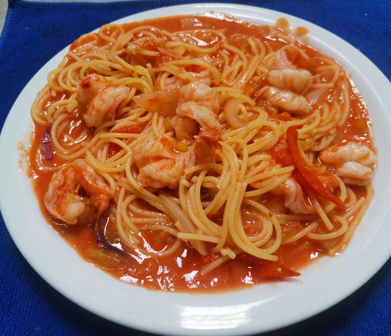 Spaghetti con Camarones salsa tomate