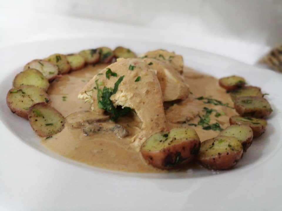 Pollo en Crema al Chipotle + Sopa y Agua