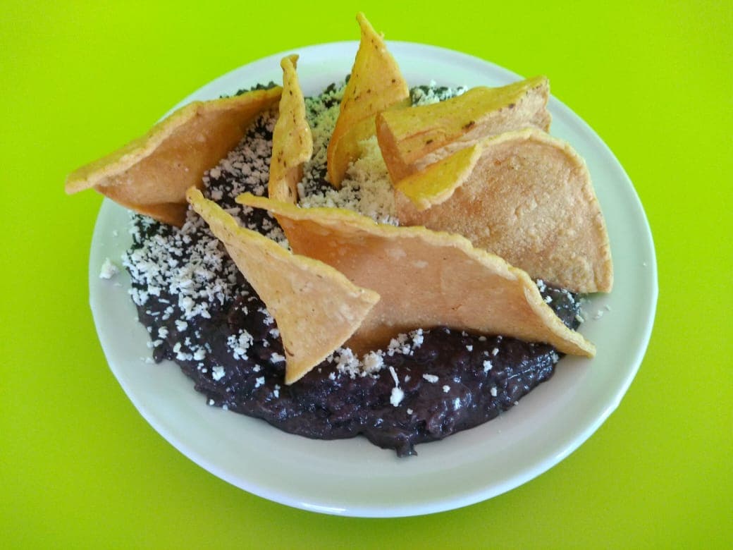 Orden de Frijoles Refritos con Queso y Totopos
