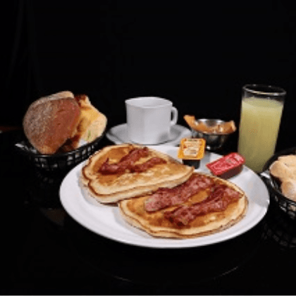 HotCakes c Tocino+Café, Jugo, Fruta y Pan D Dulce