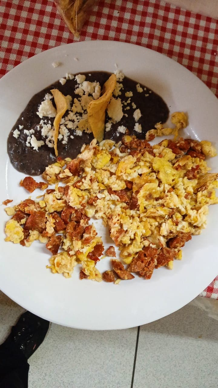 Huevos con Chorizo + cafe