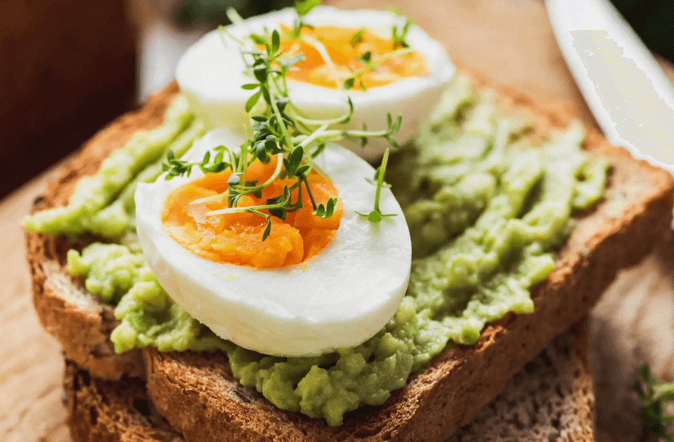 EMPAREDADO HUEVOS COCIDOS +AGUACATE