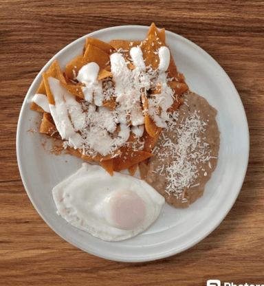 Chilaquiles con Huevo y Chocomilk Lt