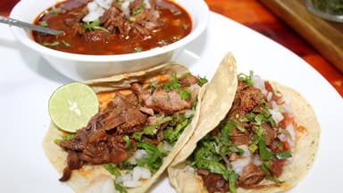 4 TACOS DE BIRRIA + CONSOME CHOPERO
