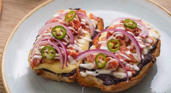 Molletes con Cochinita pibil