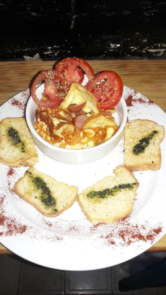 Picada de chorizo argentino con queso fundido.