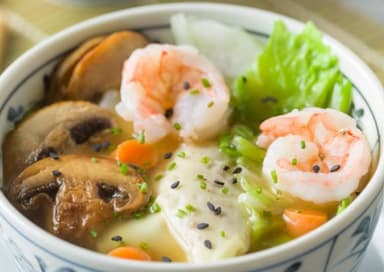 Sopa wan tan con camarón