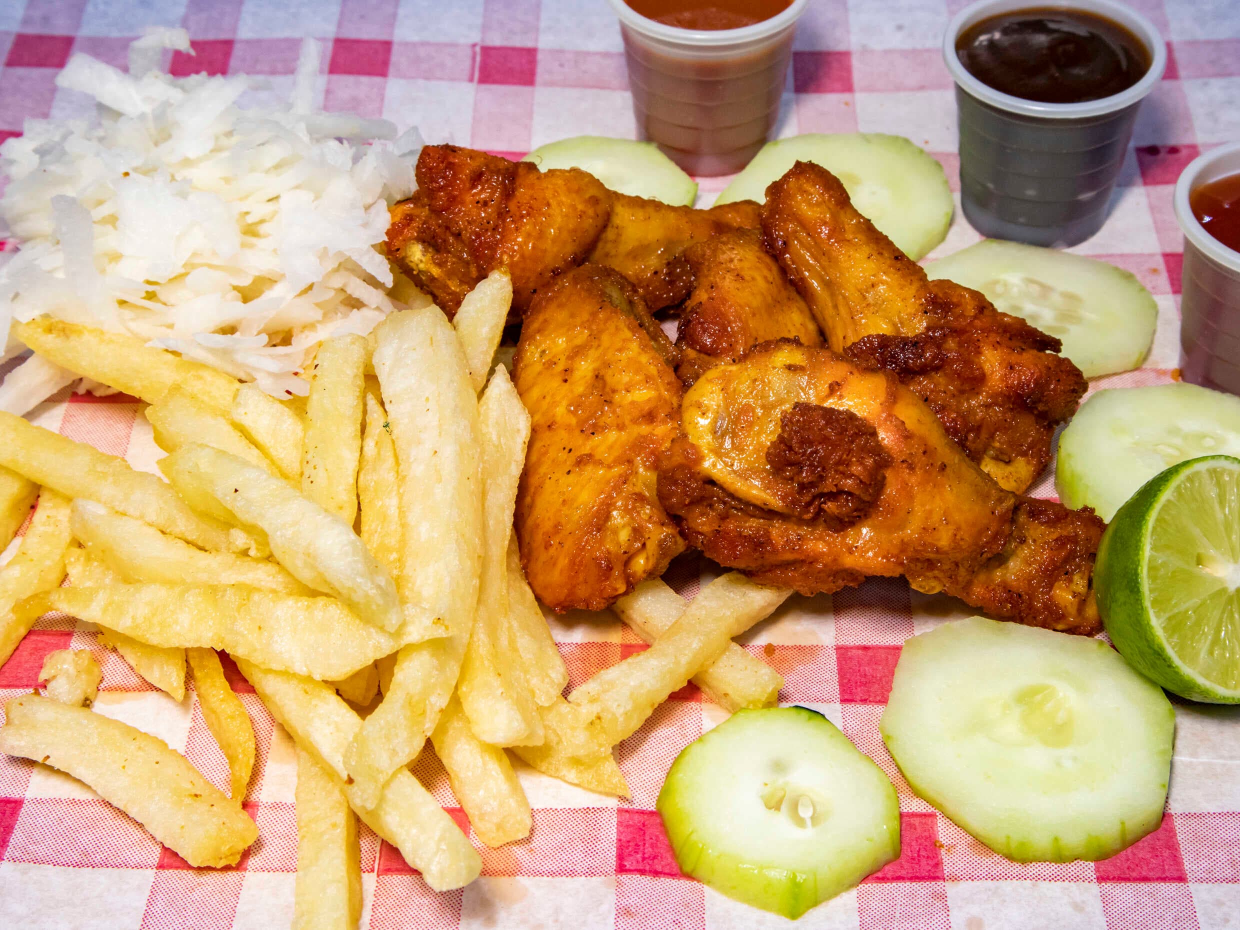 Alitas con Papas