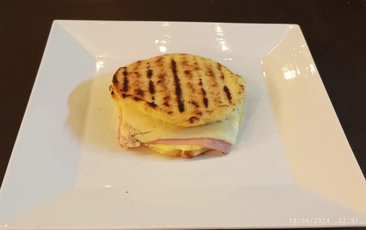 Arepa con Jamon y Queso Crema
