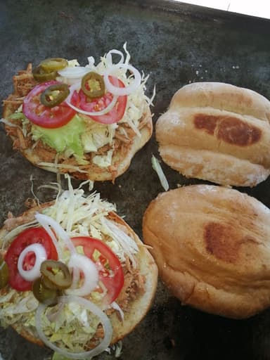 Torta de Pierna con Panela + Agua Chica