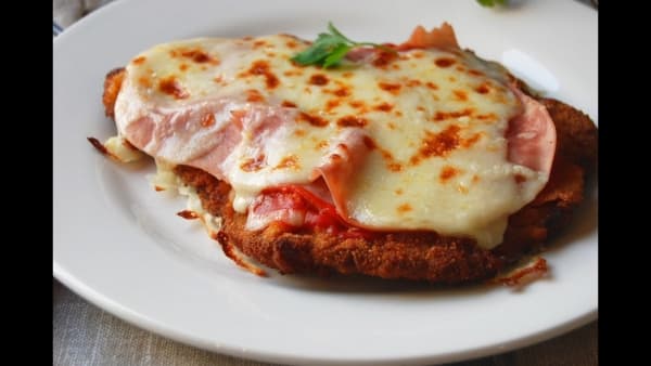 Pechuga Napolitana Gratinada con Queso Mozzarella