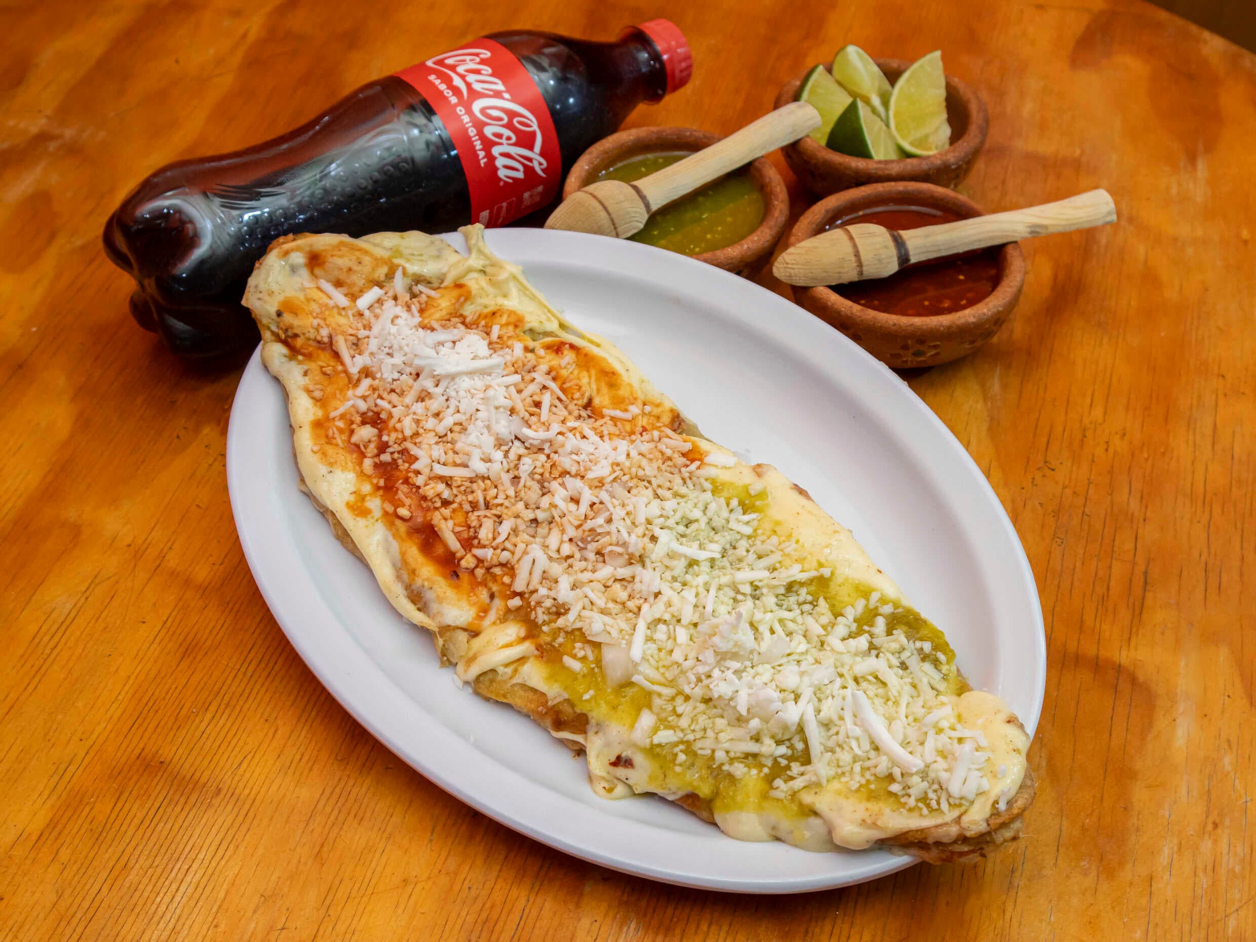 Huarache con Quesillo