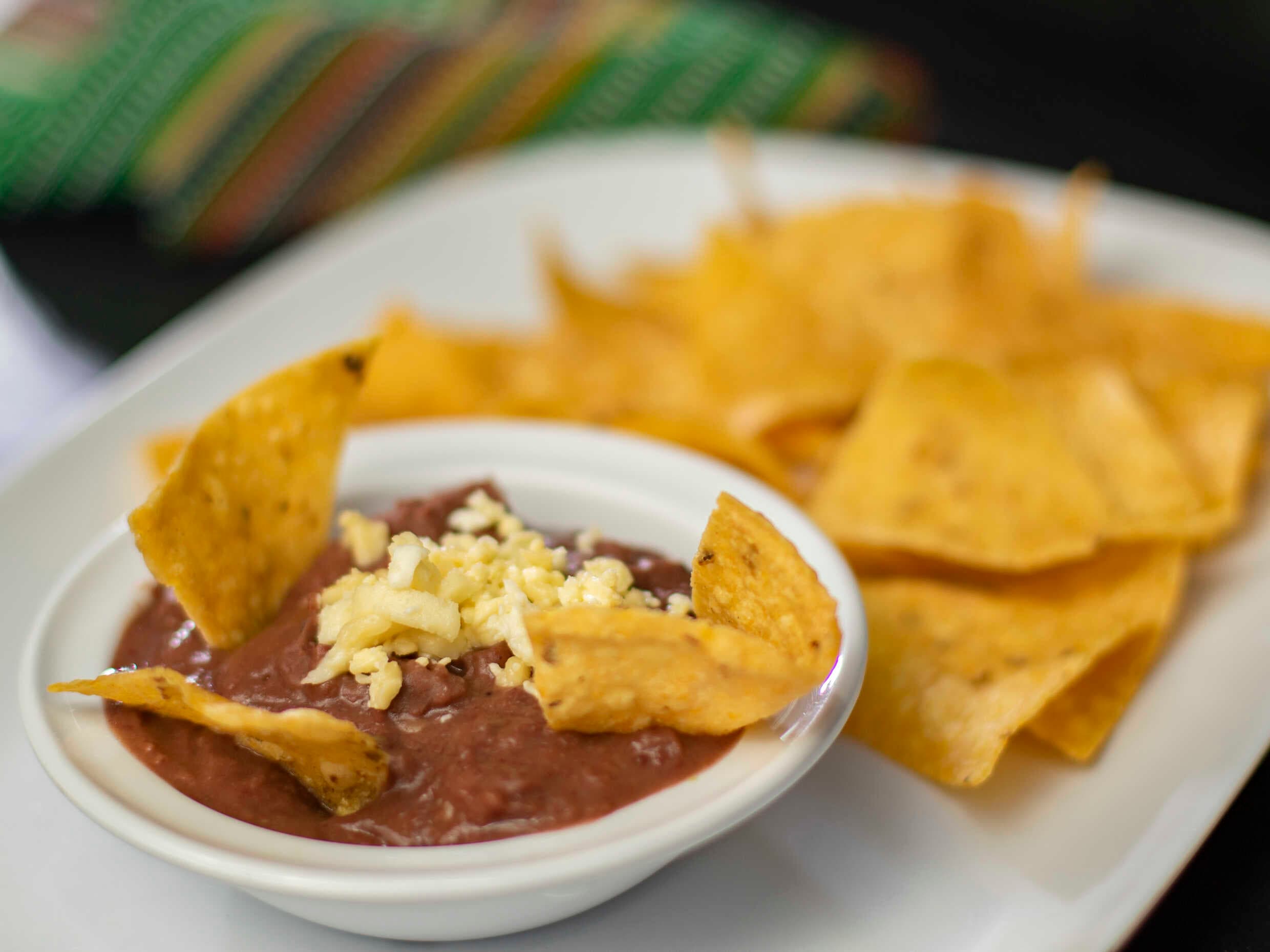 Frijoles con Tortillas de Maíz Fritas