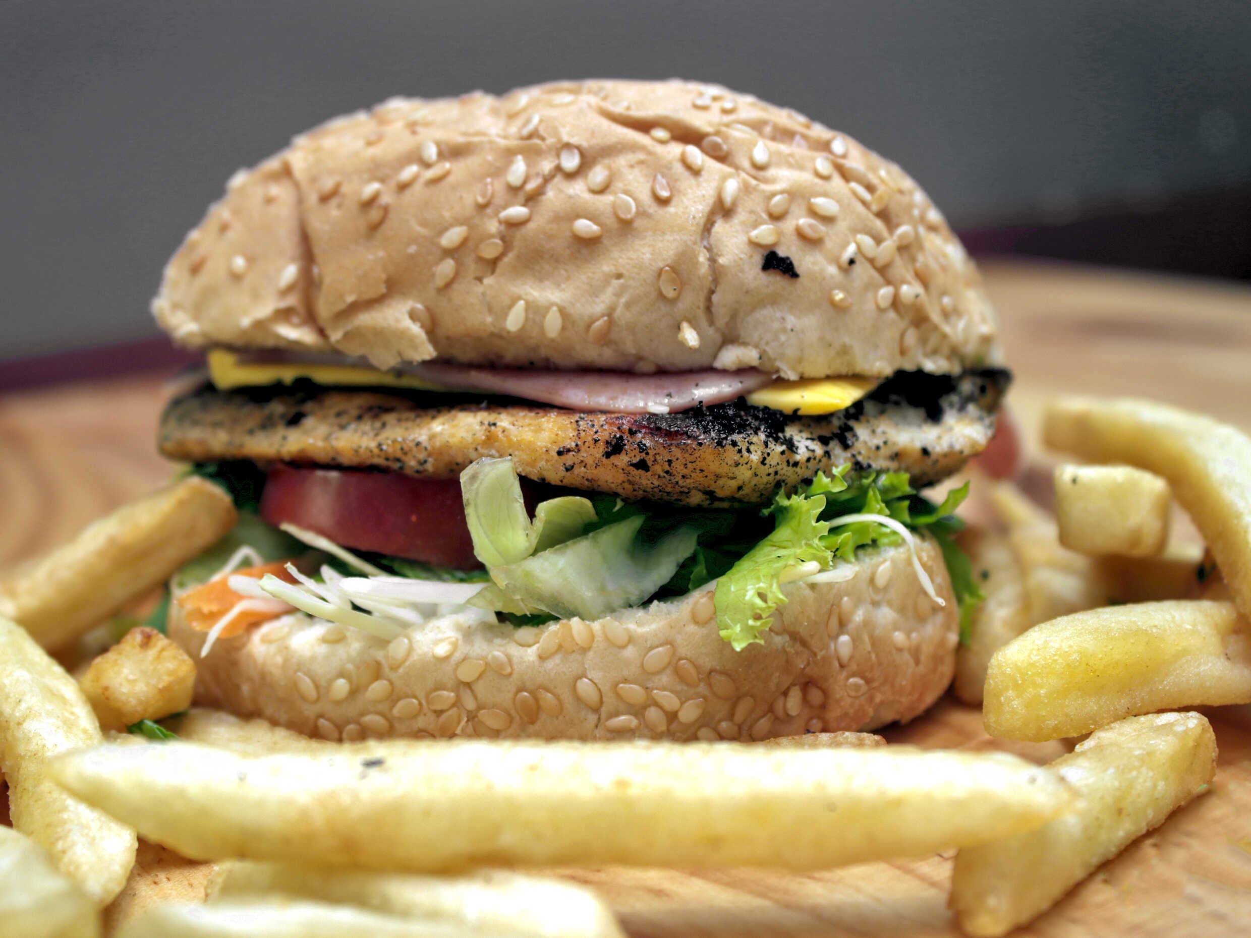 Hamburguesa Pollo + Papas + Refresco del Día