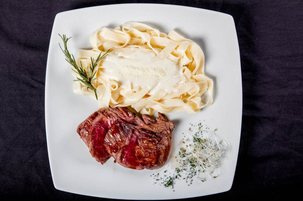 Medallón de Lomo con Pasta a la Crema