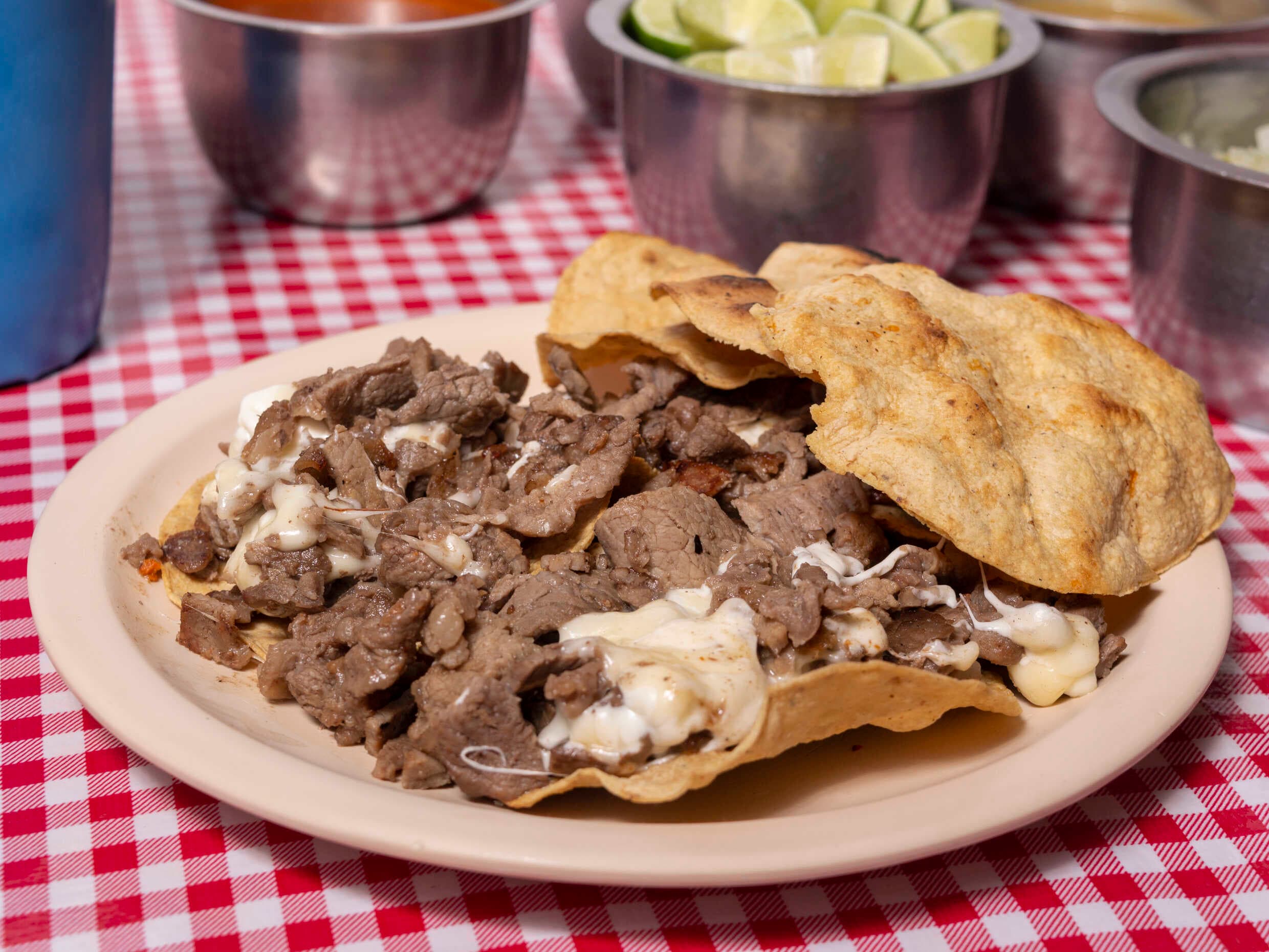 Volcan Arrachera Con Queso En Tostadas