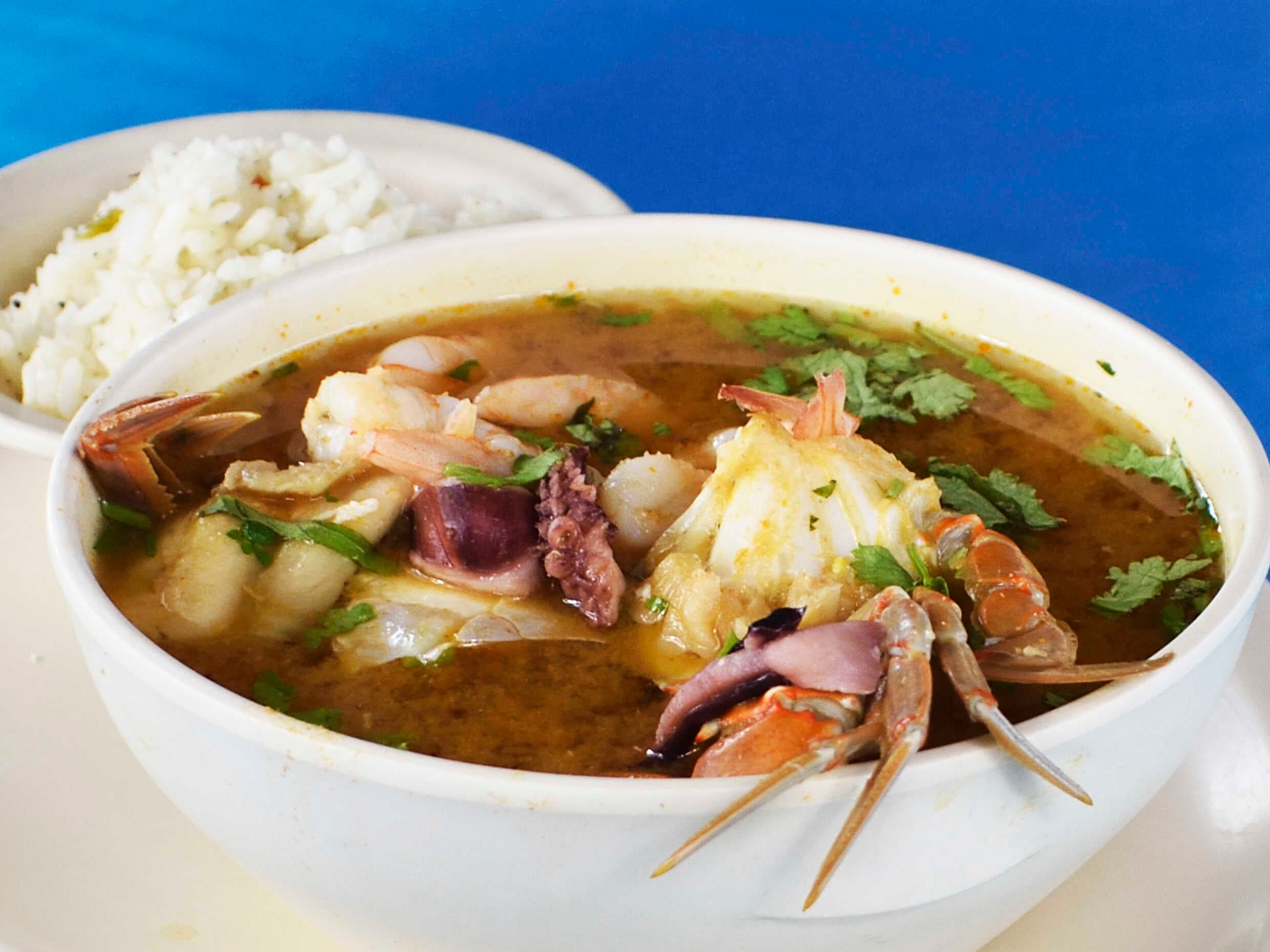 Combo 1/2 Sopa de Mariscos y Tostada de Ceviche