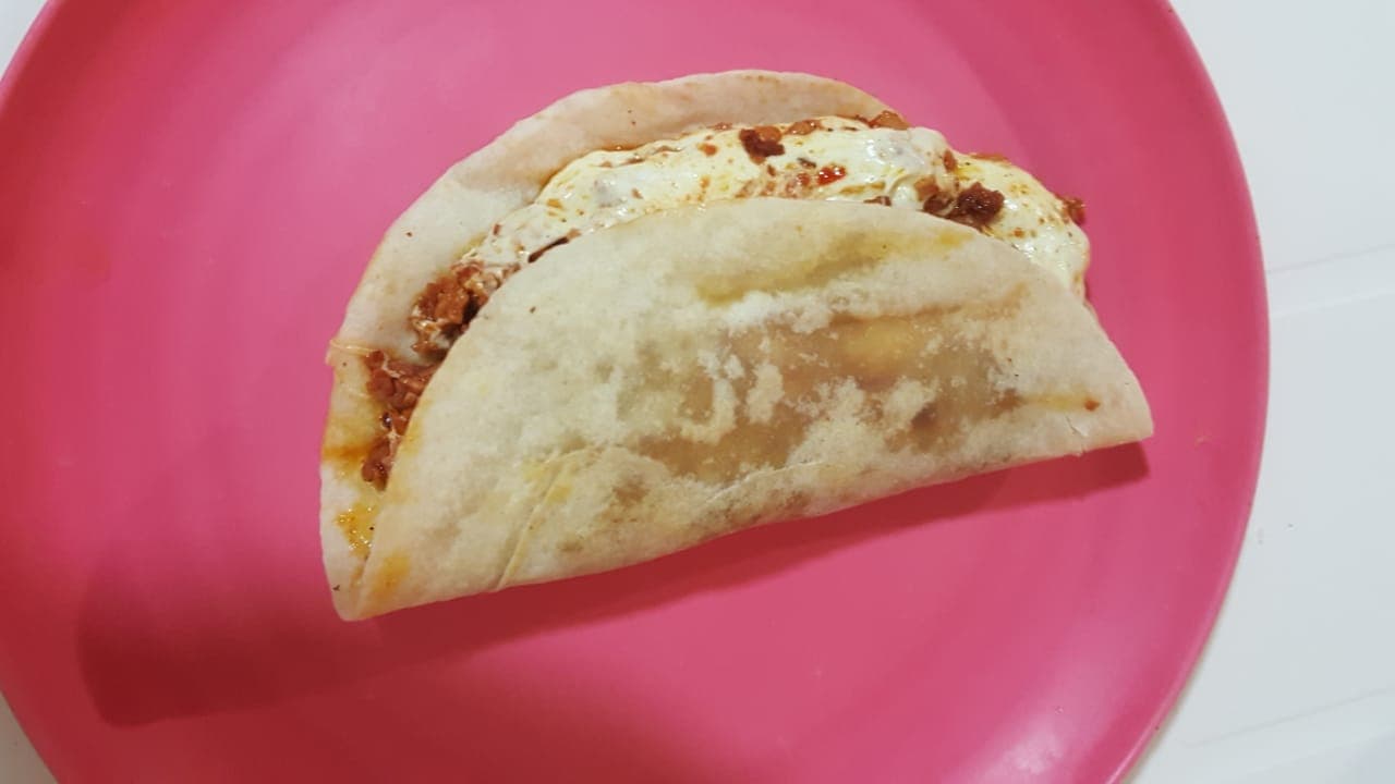 Longaniza con Queso en Tortilla de Harina