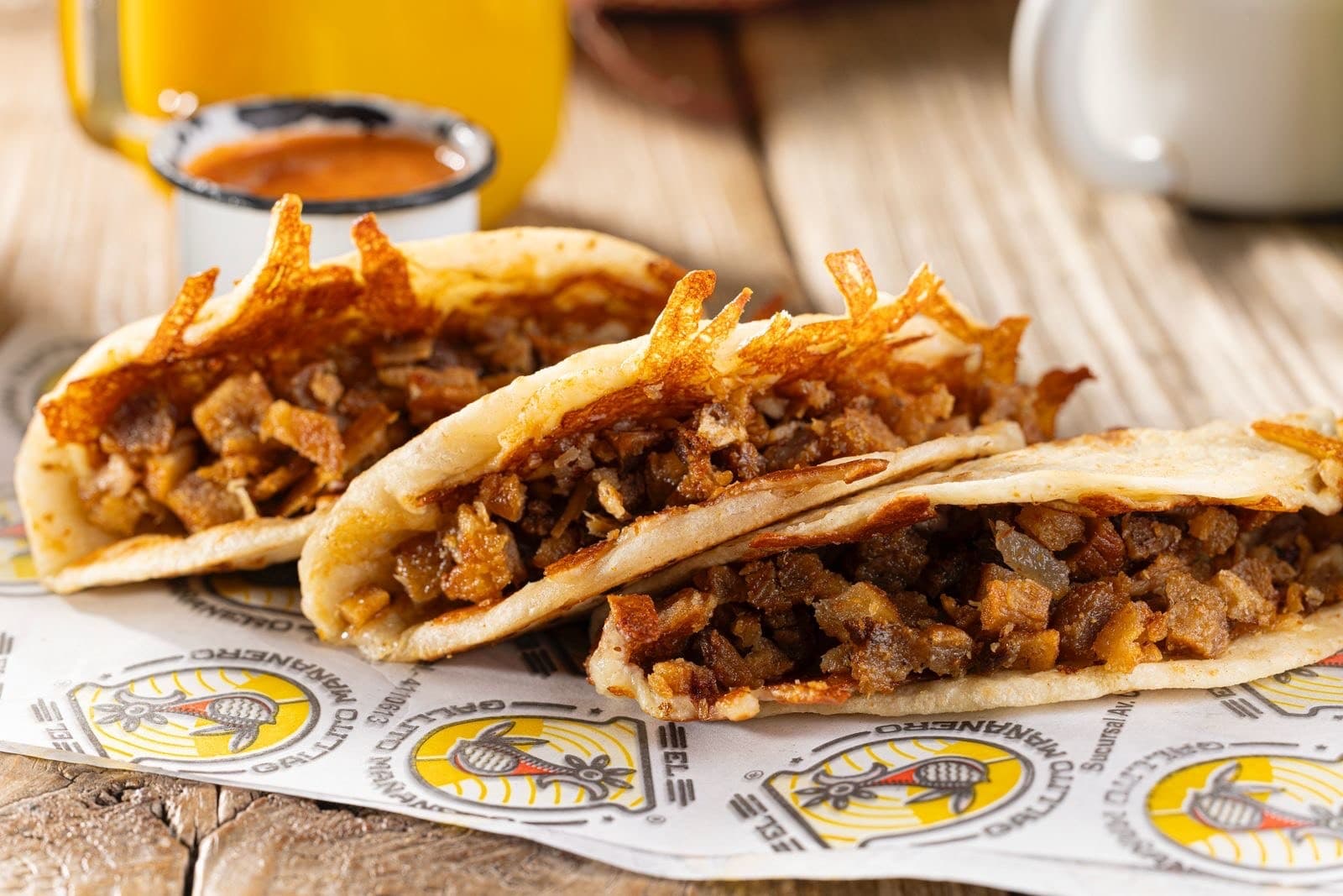 TACOS PRENSADOS  CON COSTRA DE QUESO CON CHICHARRO