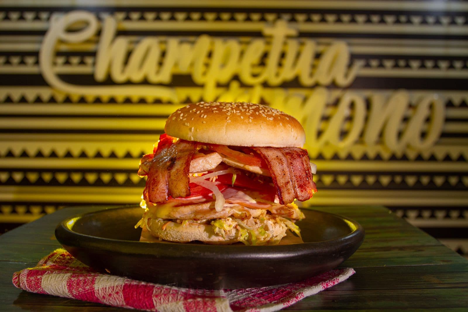 Hamburguesa Especial Champetuda + Papas.