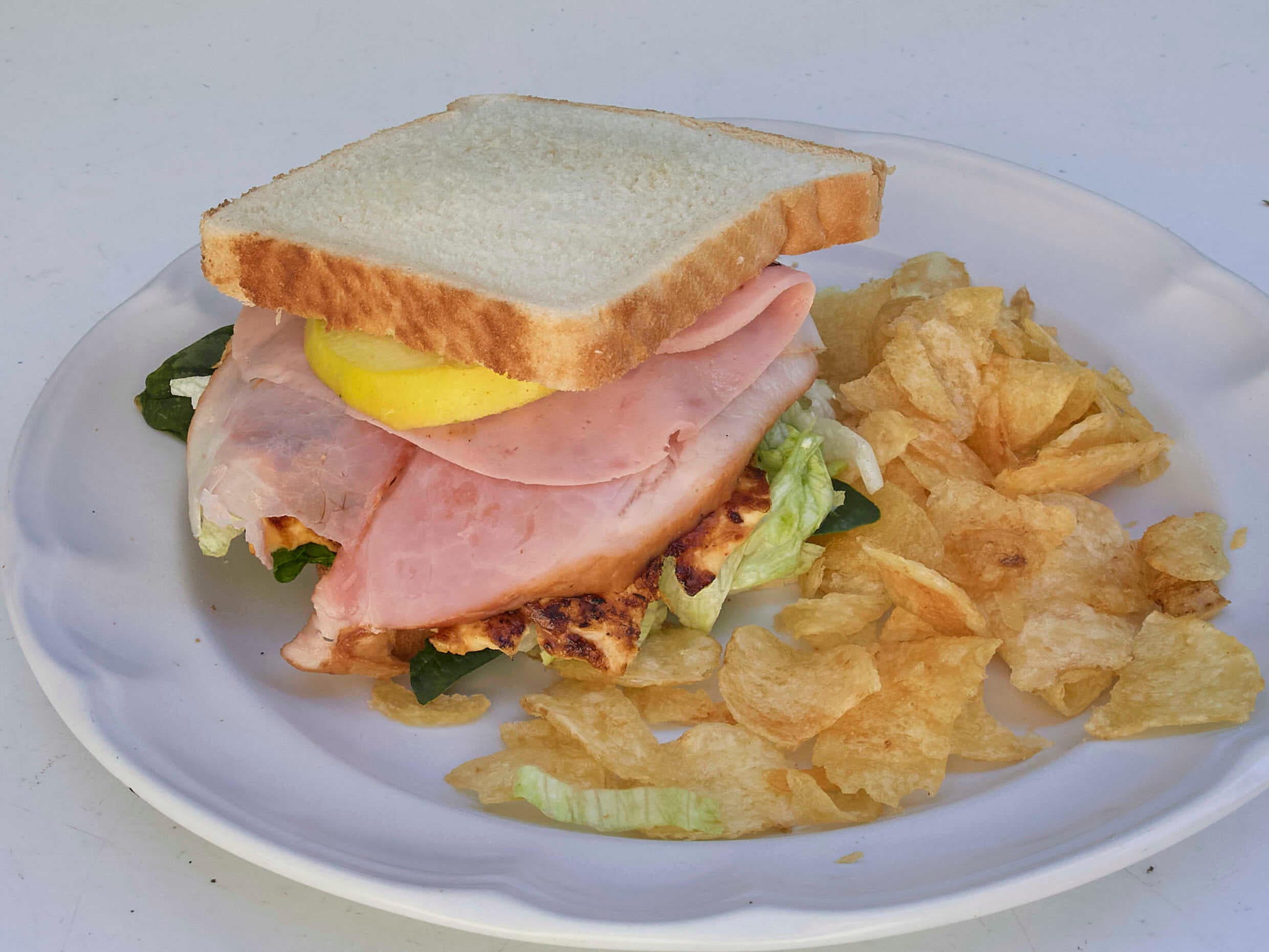 combo Club Sándwich con Papas Chips