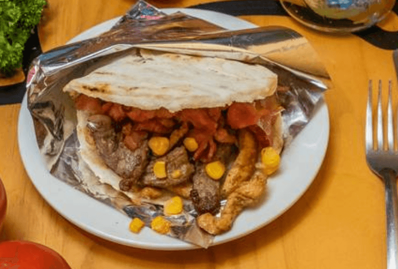 Arepa con Carne Mechada, Maíz y Tocineta