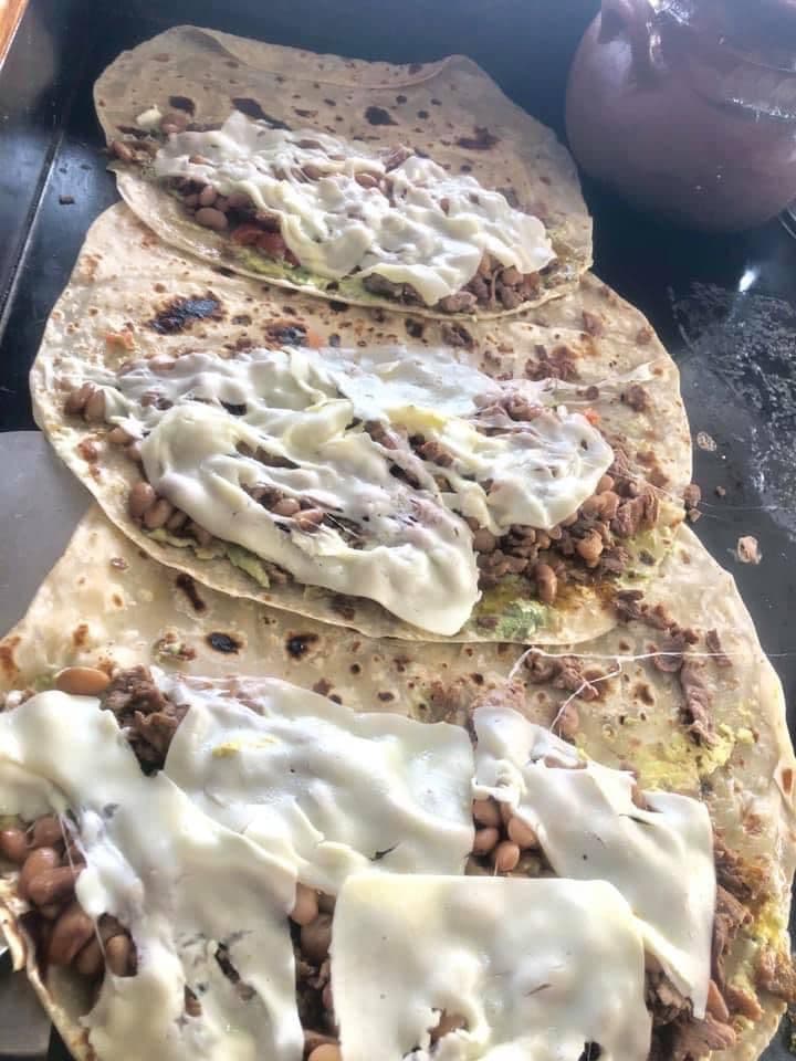 2 Quesadillas de Asada mas 2 Sodas 450mlt