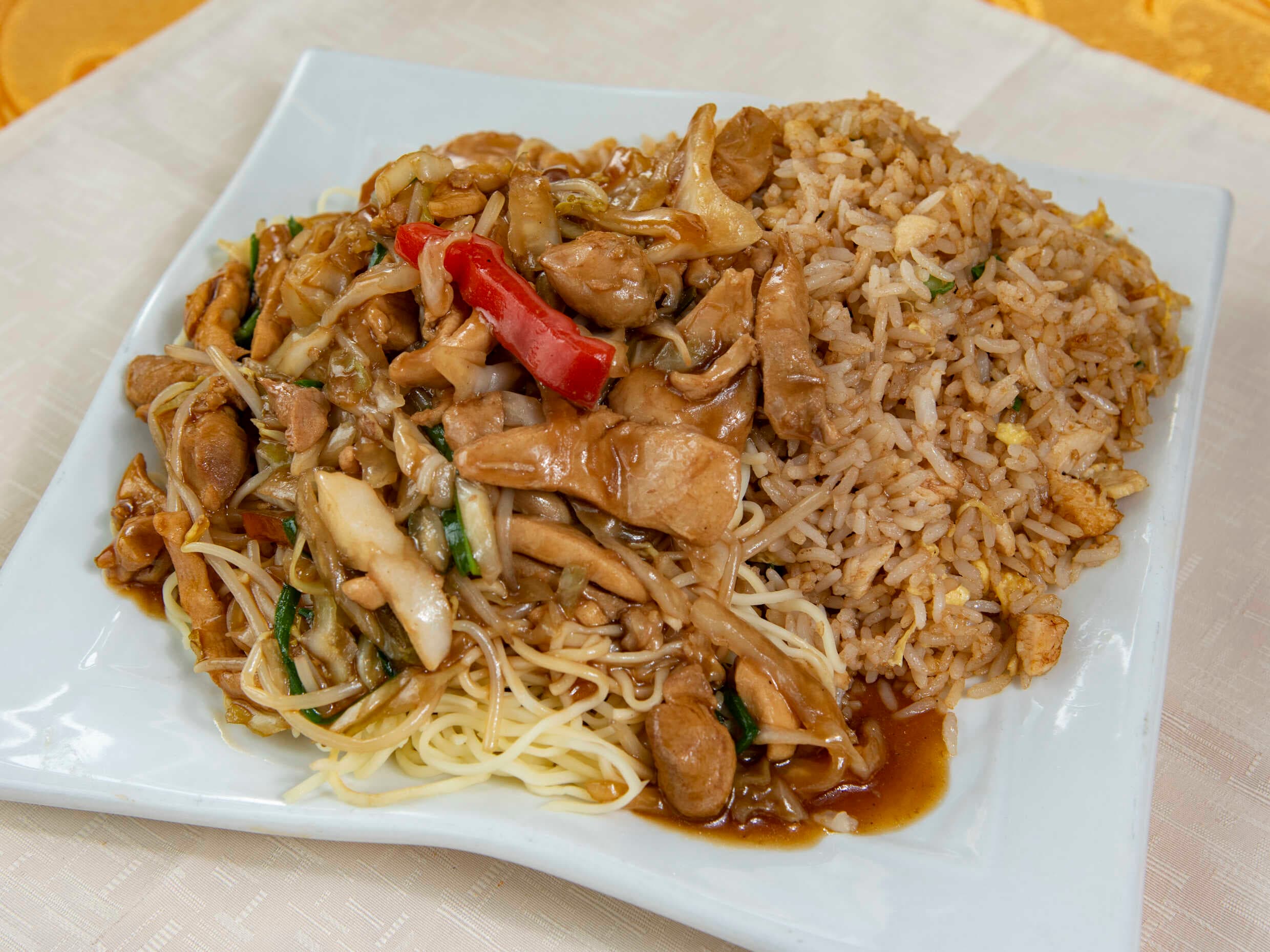 Combinado de Chaufa con Tallarín de Pollo