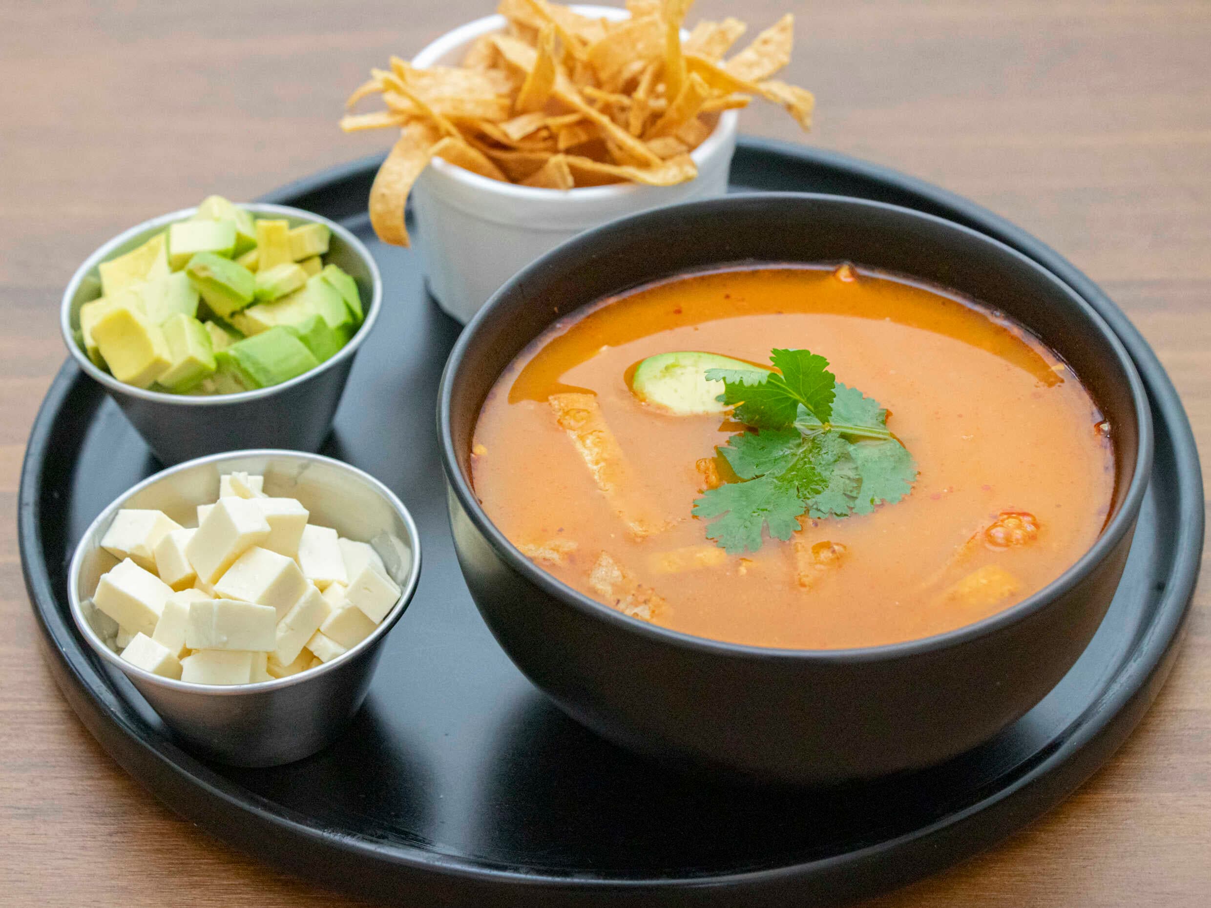 Sopa Azteca + Coca Cola 355 ml
