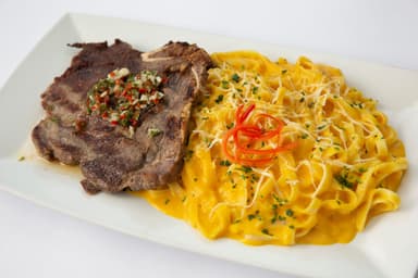 Fetuccini Huancaína con Churrasco