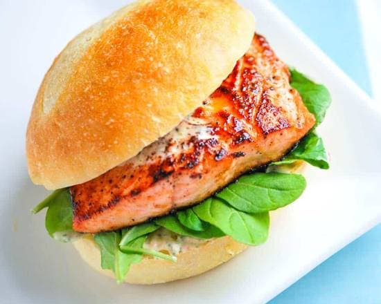 Hamburguesa Tandoori Salmón + Papas + Chutney