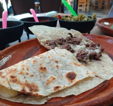 QUESADILLA DE ARRACHERA + REFRESCO O AGUA DE SABOR