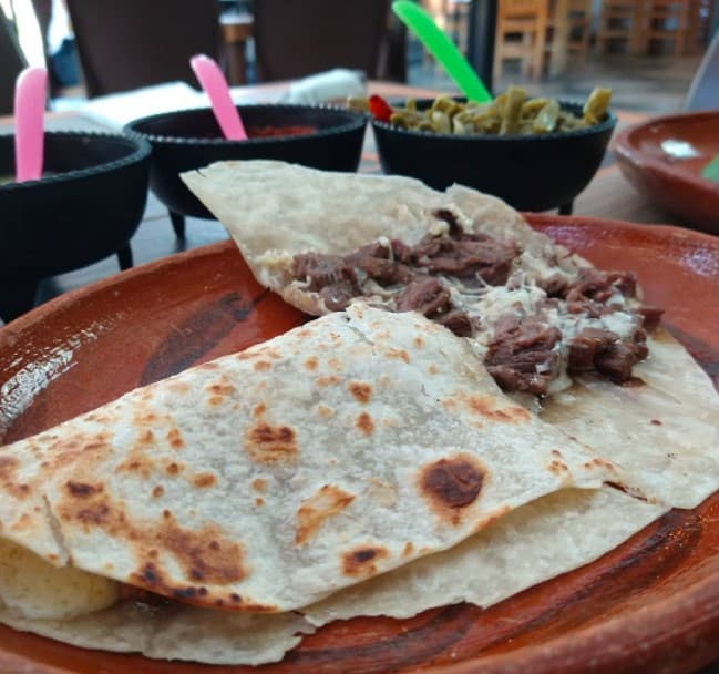 QUESADILLA DE ARRACHERA + REFRESCO O AGUA DE SABOR