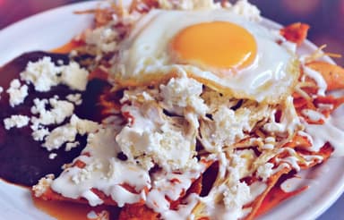Chilaquiles Rojos o Verdes+ Fruta +Jugo Naranja