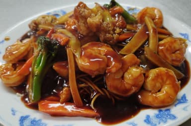 Chop Suey con Pollo, Camarones y Vegetales
