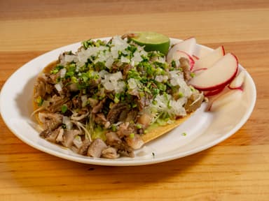 Tostada de surtido de cabeza de puerco al vapor