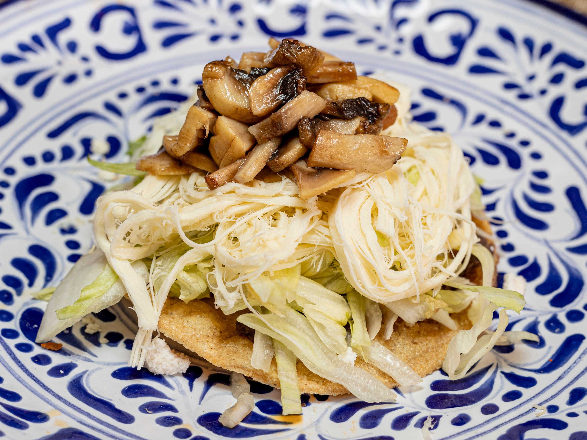 Tostadas de quesillo con champiñones