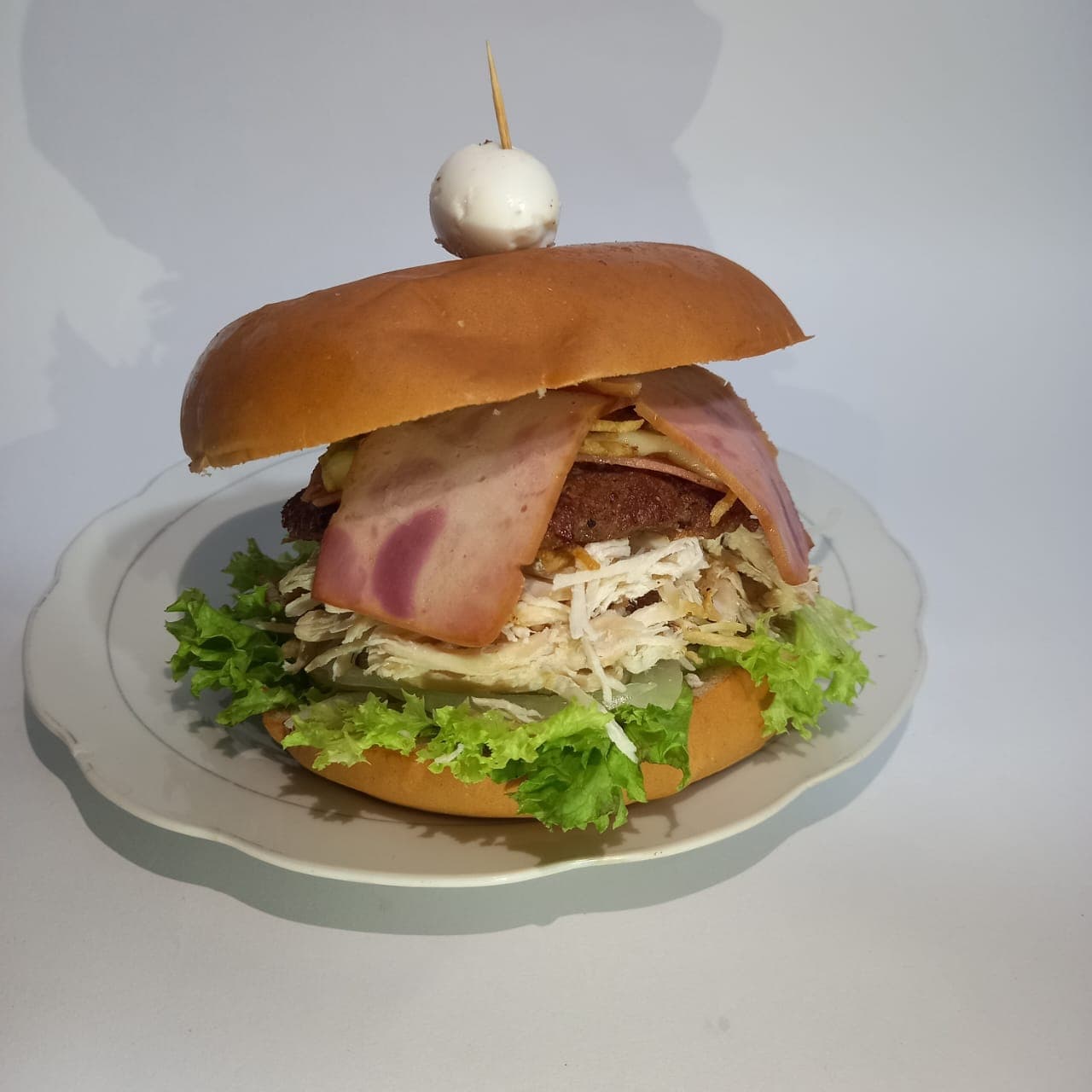 Hamburguesa mixta con  Pollo mechado
