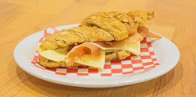 Croissant con  jamon serrano