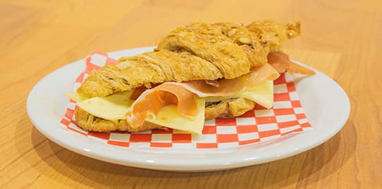 Croissant con  jamon serrano