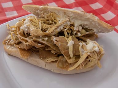 Torta De Chilaquiles Con Pollo