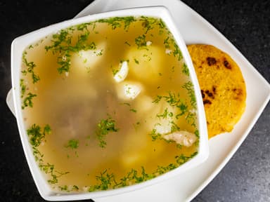 Caldo de Carne más Arepa Ocareña