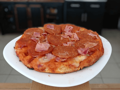 Waffle de Pizza de Carnes Frias