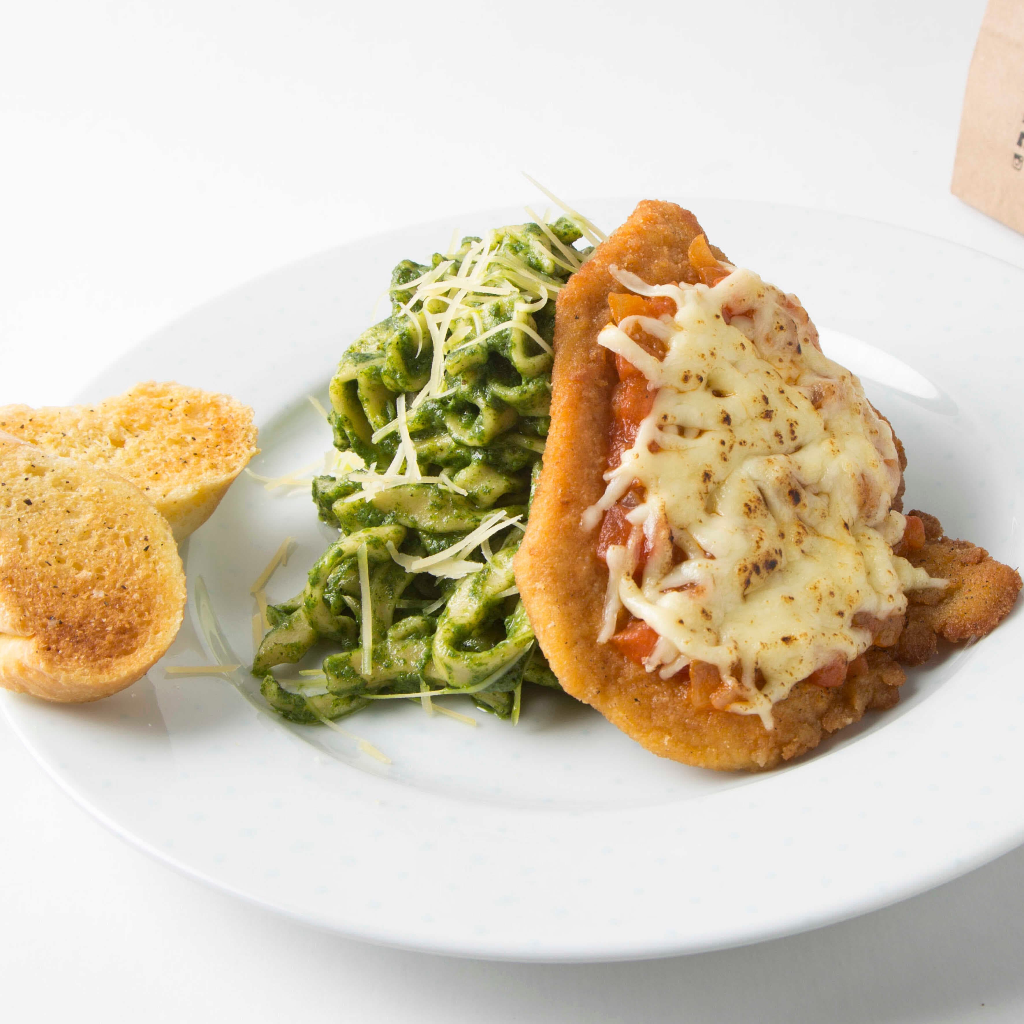 Fettuccine al Pesto con Milanesa y Pan al Ajo