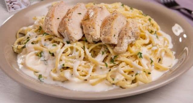 Tallarín al Alfredo con Filete de Pollo