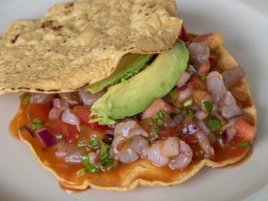 Tostada de ceviche de camaron baja