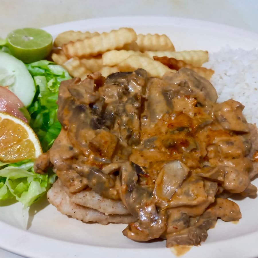 Filete con Crema de Chipotle y Champiñones
