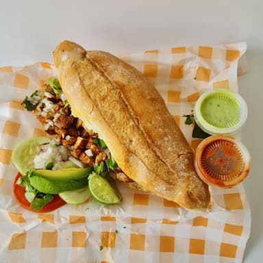 Torta Ahogada con queso (bolillo de Guadalajara)