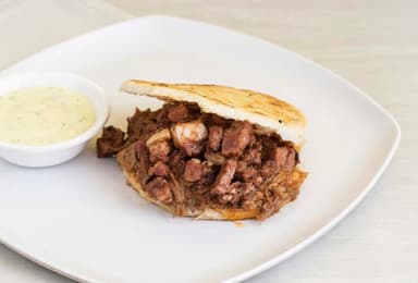 Arepa de Ropa Vieja y Costilla