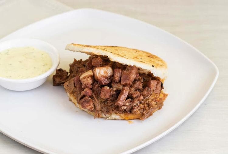 Arepa de Ropa Vieja y Costilla